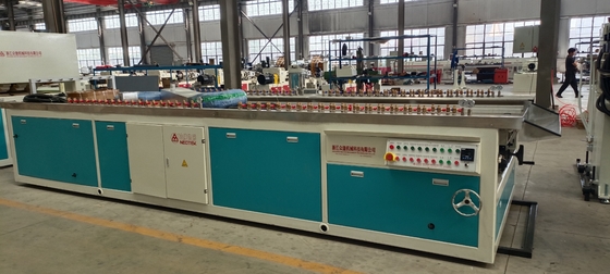 380V 50hz напряжение ПВХ полые листы экструзионной линии с 156 1 винт L / D соотношение дизайн