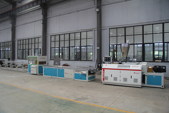 YF240 PP PE Base WPC Extrusion Line с мощностью 12800 KG и скоростью винта 32,9 об/мин