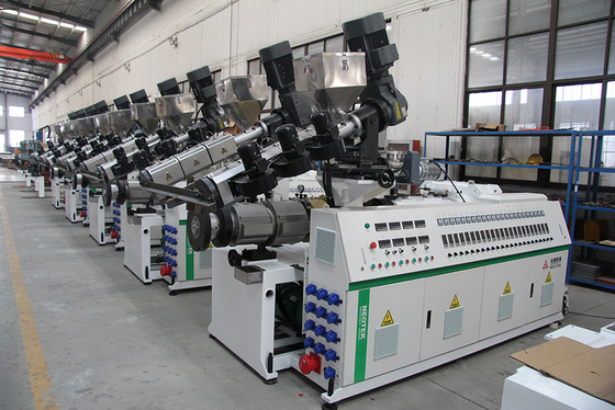 YF240 PP PE Base WPC Extrusion Line с мощностью 12800 KG и скоростью винта 32,9 об/мин